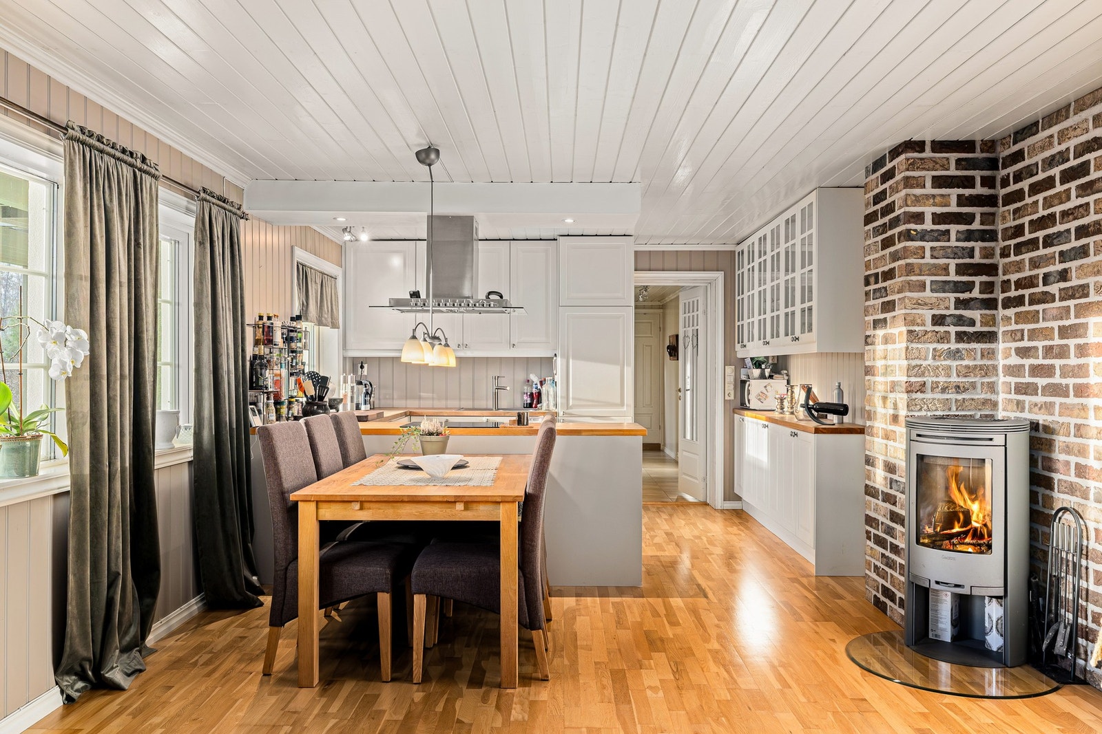 Nyere peisovn med
glassdør Galleribilde