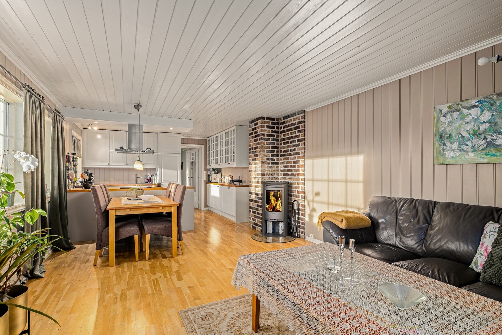 Lys og fin stue med åpen kjøkkenløsning Galleribilde