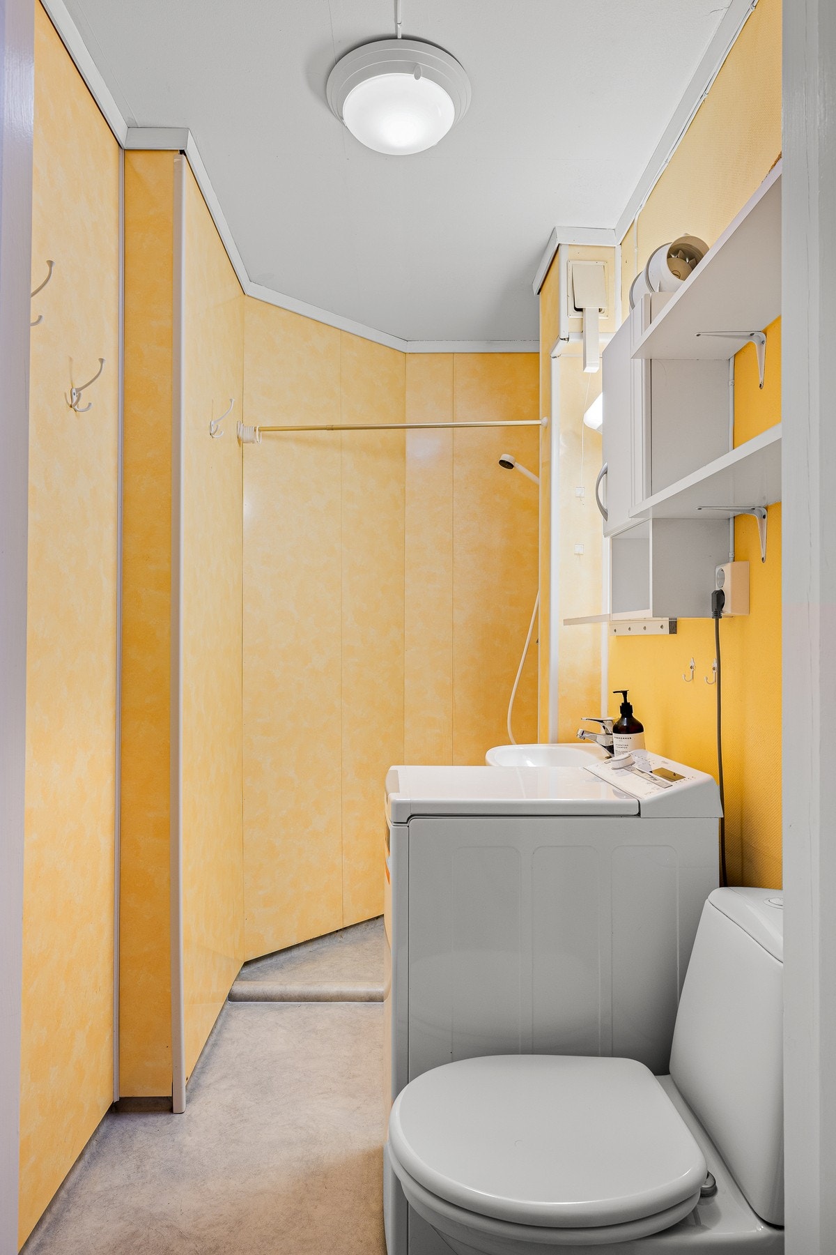 Baderom med gulvbelegg med varmekabler og baderomsplater Galleribilde