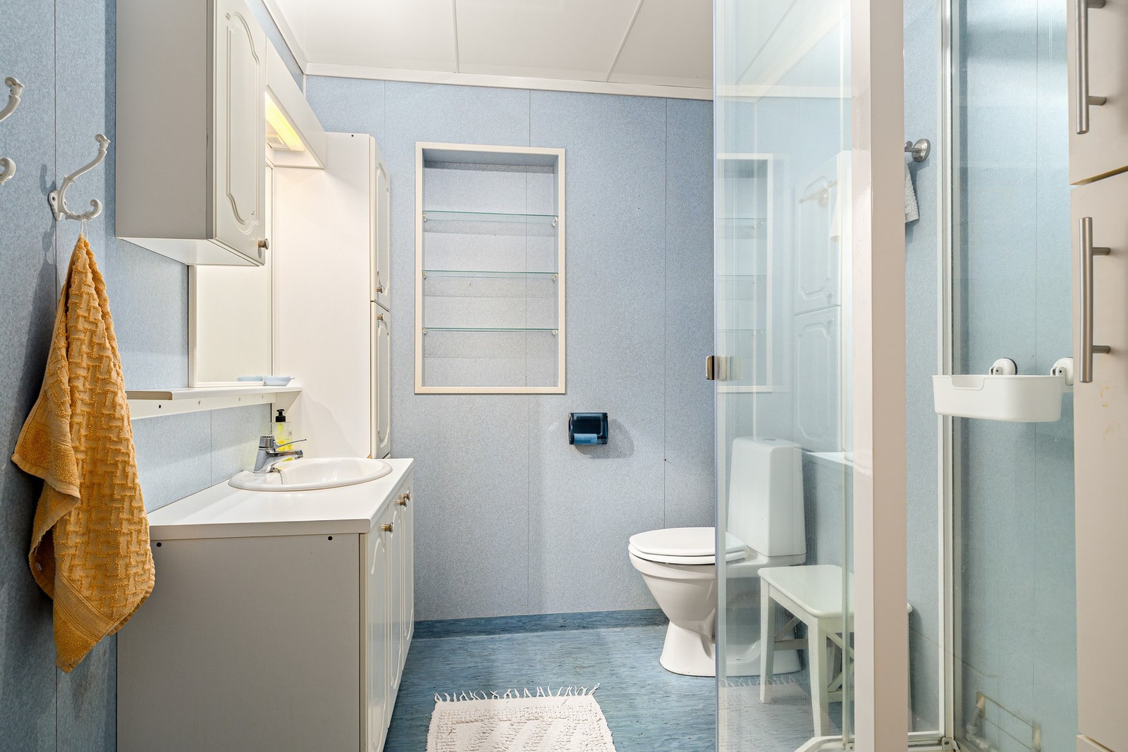 Baderom med gulvvarme og baderomsplater på vegger Galleribilde