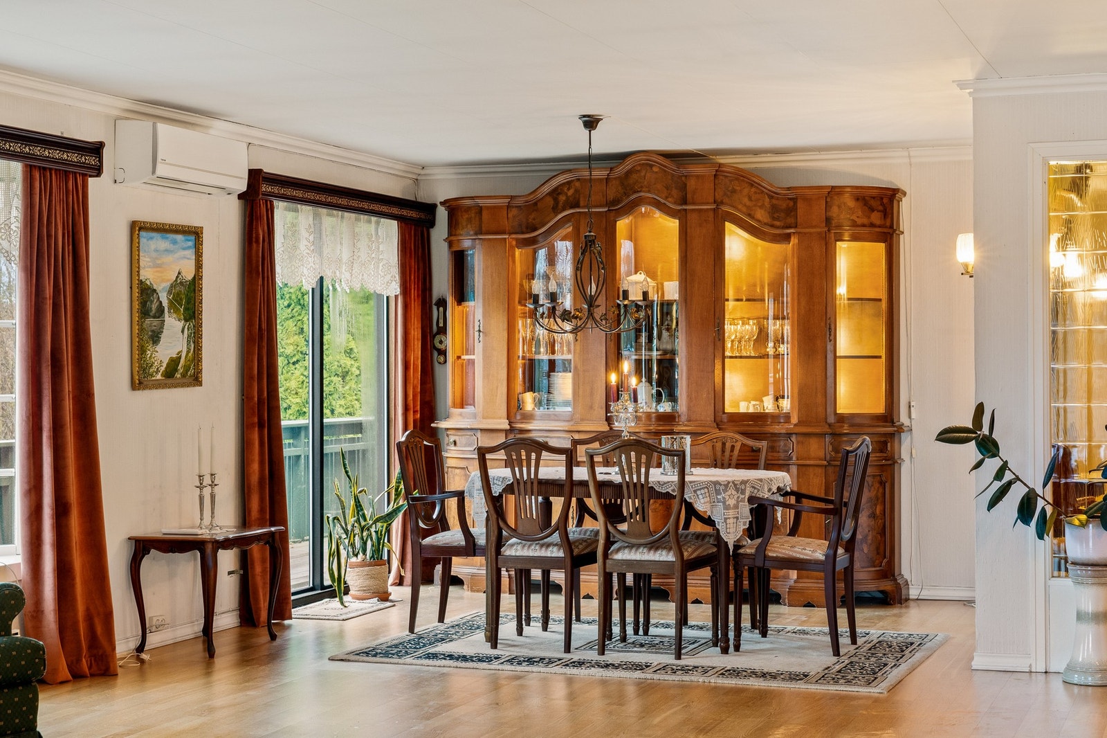 Innvendig er det gulv av parkett, tepper og belegg Galleribilde