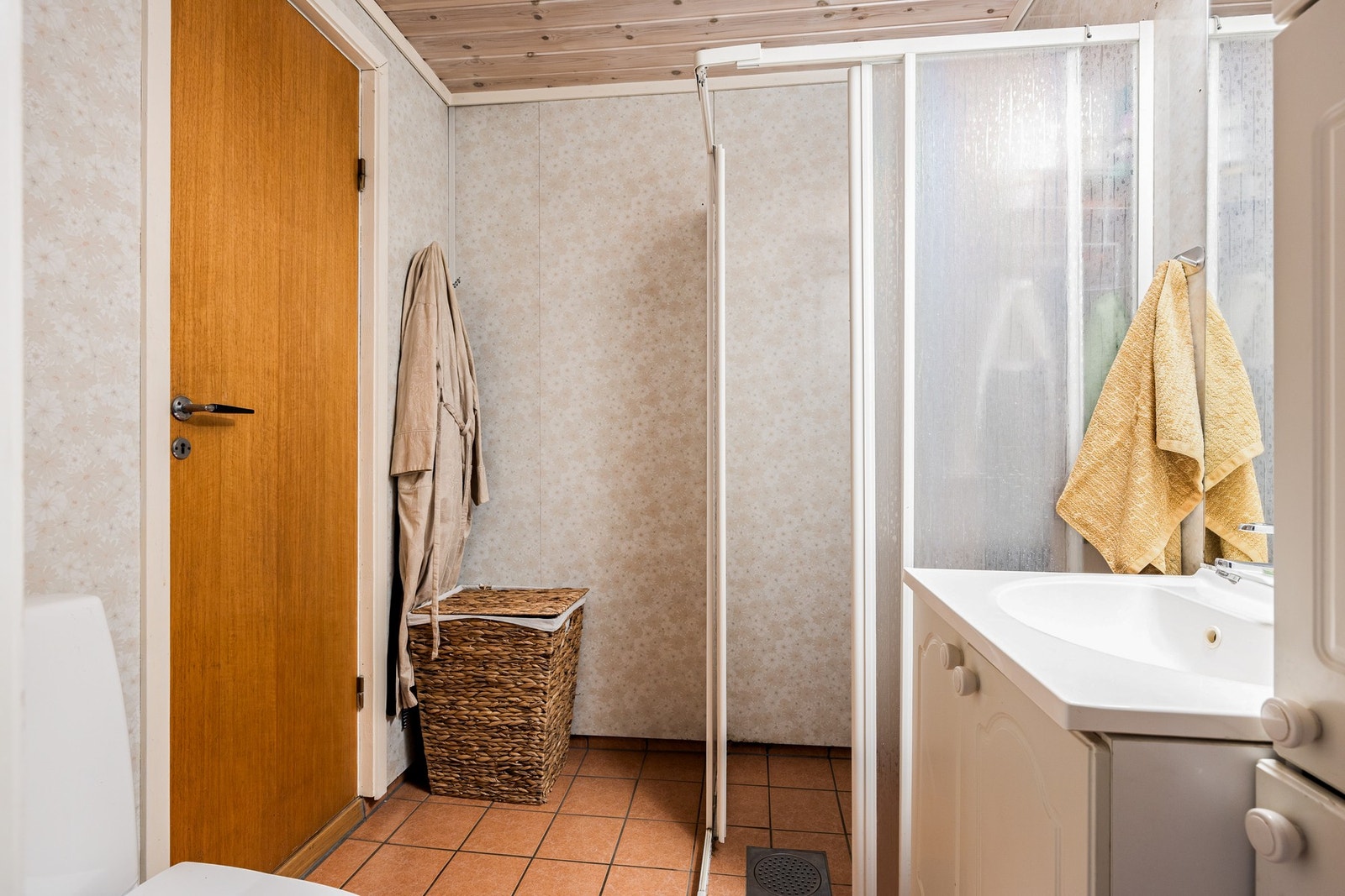 Baderom med gulvbelegg med varmekabler og baderomsplater Galleribilde