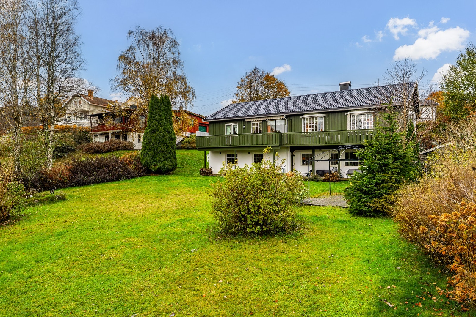 Stor og innbydende hage. Her bor du stille og fredelig Galleribilde