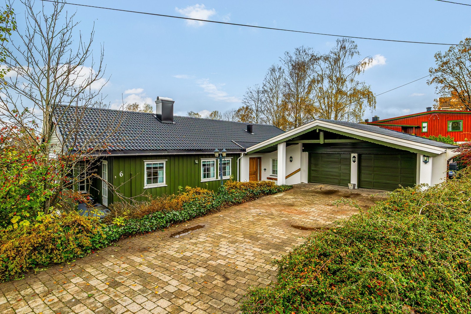 Dobbel garasje med rom for både bil og utstyr Galleribilde