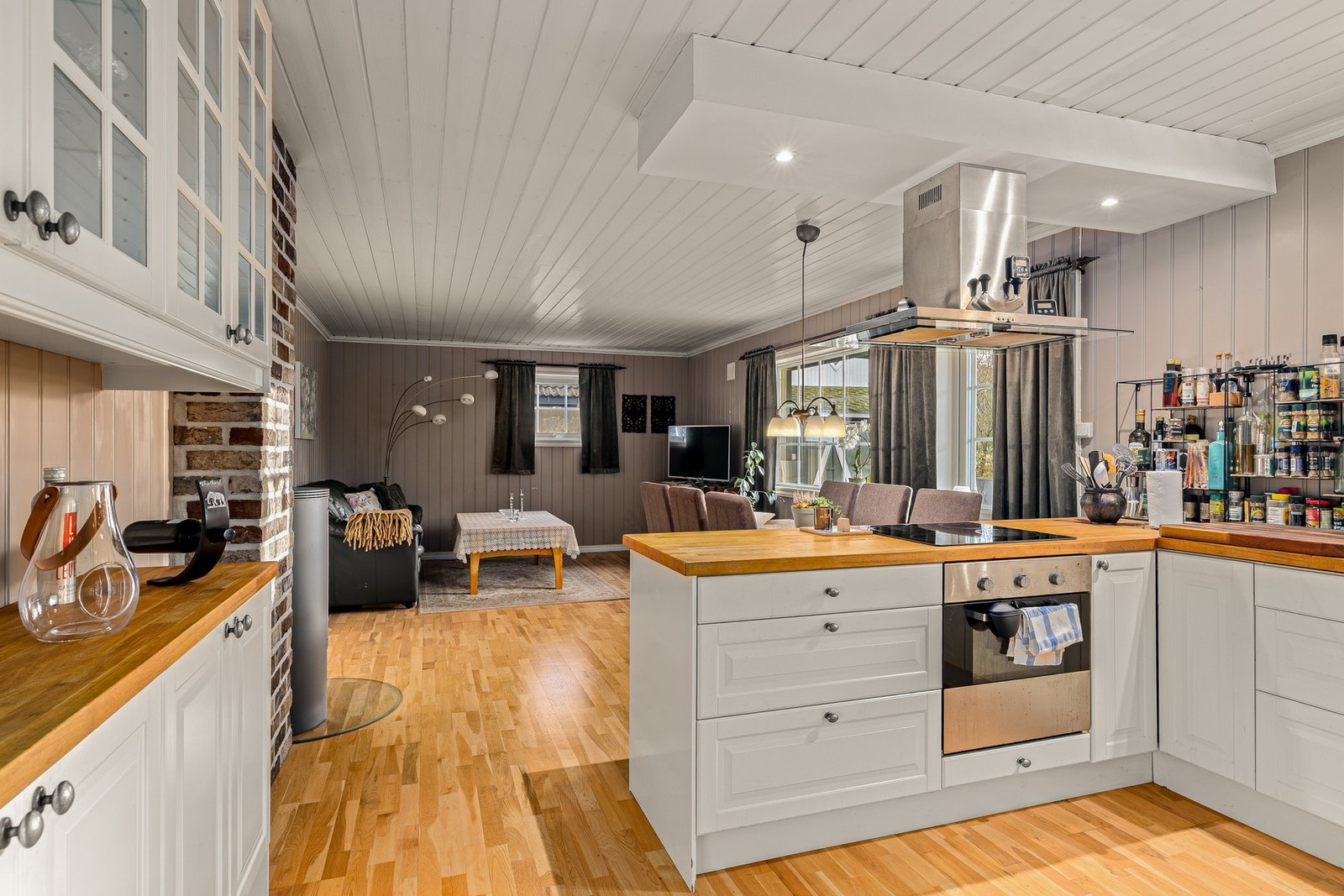 Benkeplate med eik heltre og bardisk mot spisestuen Galleribilde