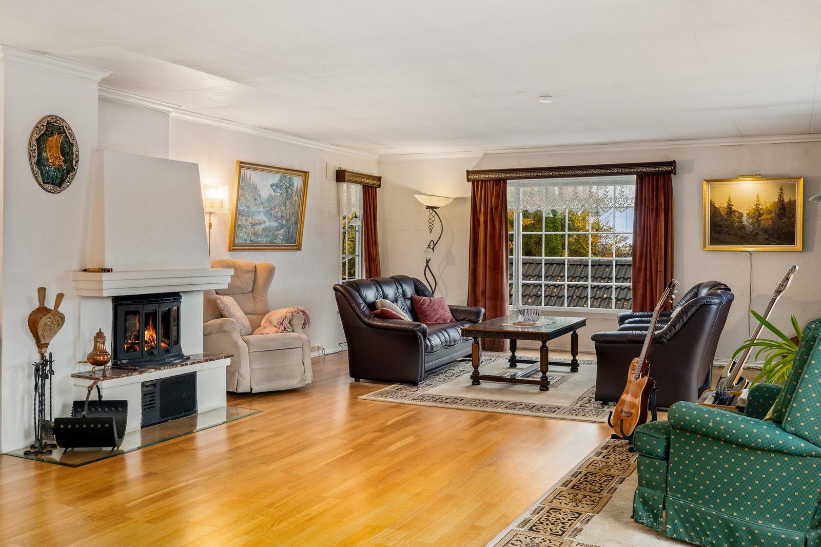 Effektive oppvarmingskilder med både peisovn og varmepumpe, som gir en behagelig og økonomisk varme i boligen Galleribilde