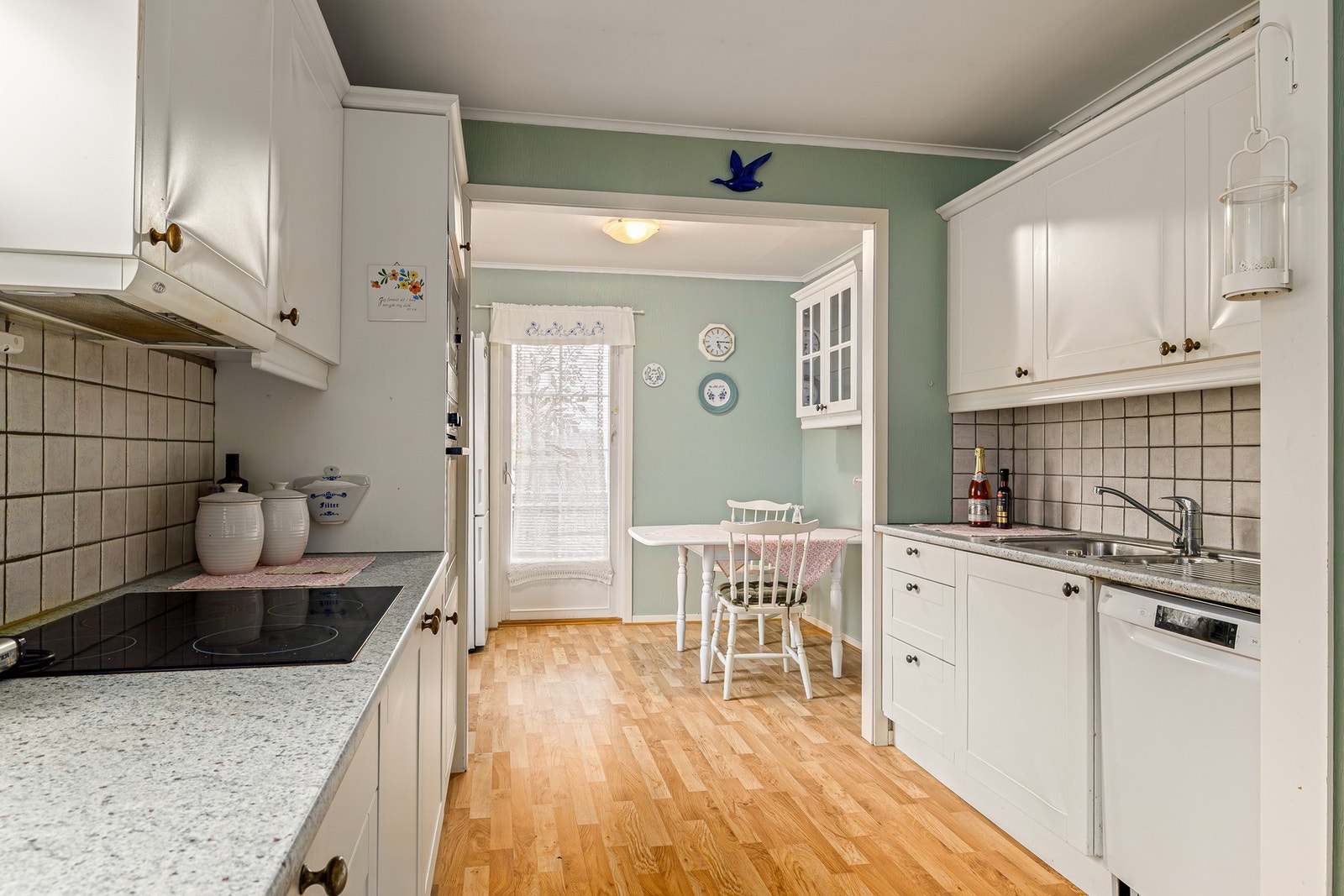 Integrerte hvitevarer som platetopp, micro og stekeovn. Plass for kjøleskap og
oppvaskmaskin. Galleribilde