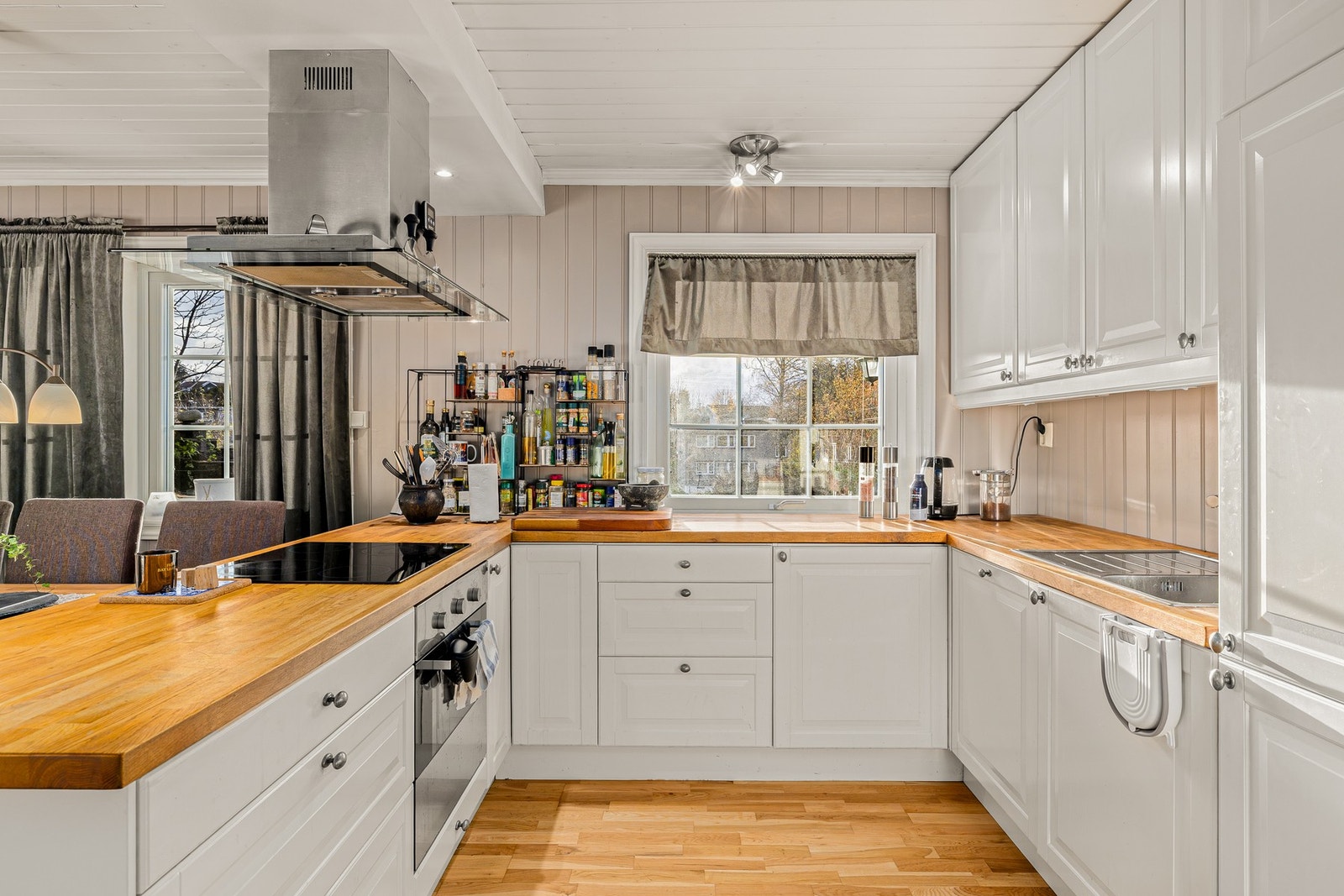 Nyere kjøkkeninnredning med integrerte hvitevarer
som kjøl- og fryseskap, oppvaskmaskin, platetopp og stekeovn. Galleribilde