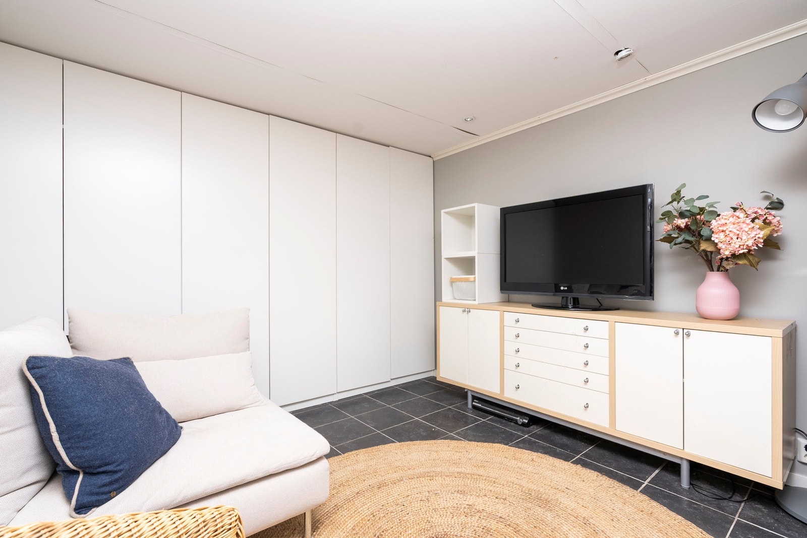 Bod i kjeller er innredet til tv-stue! Galleribilde