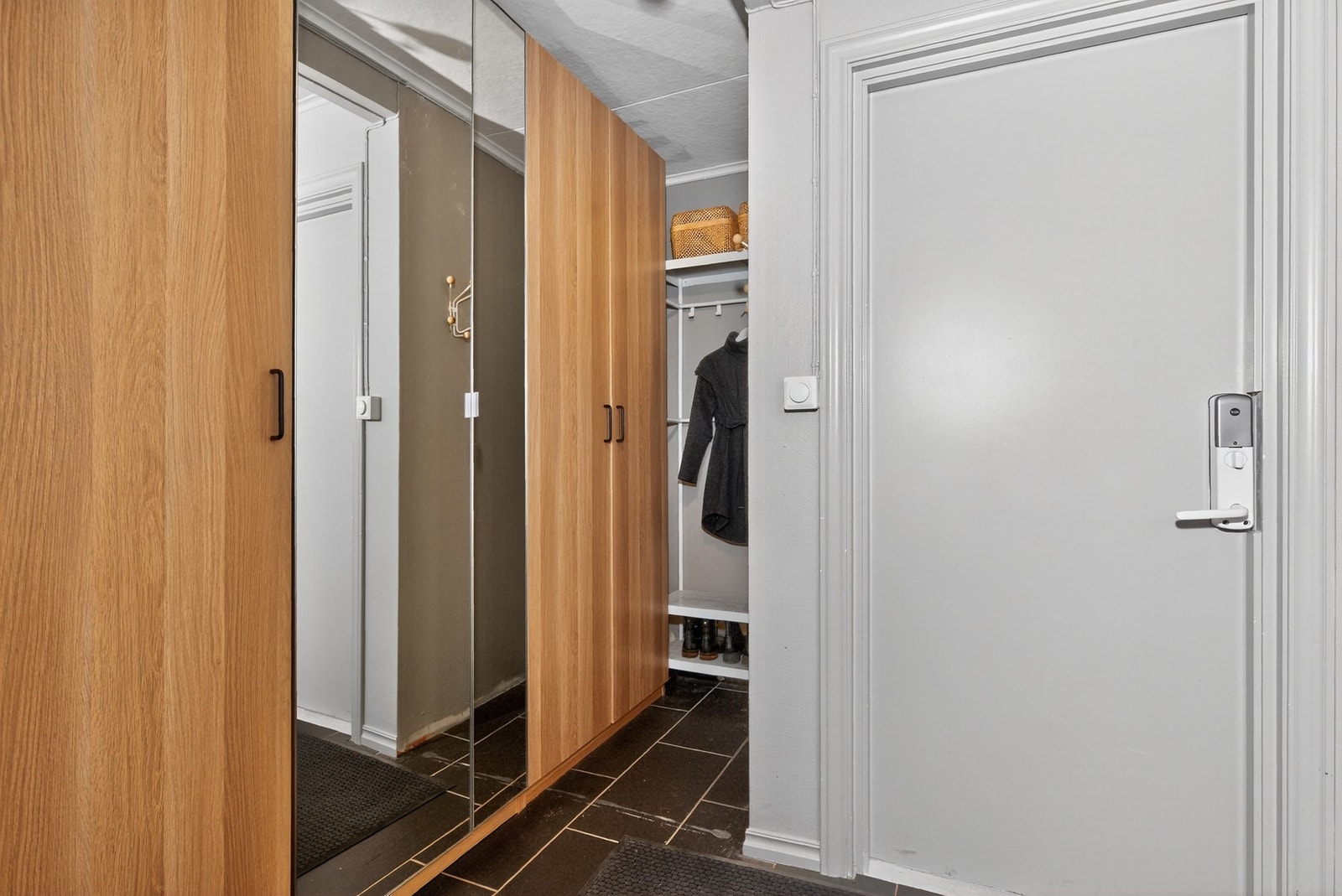 Entre med plass til stor garderobe Galleribilde