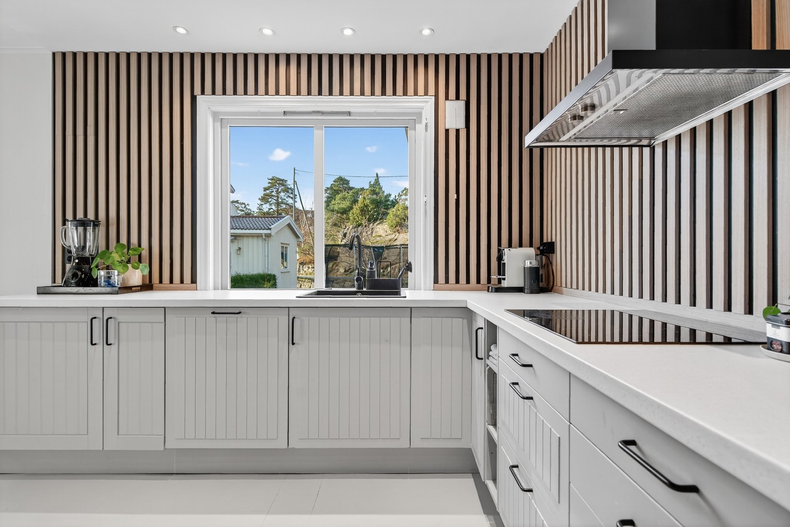 Legg også merke til veggen som gir rommet et unikt utseende Galleribilde