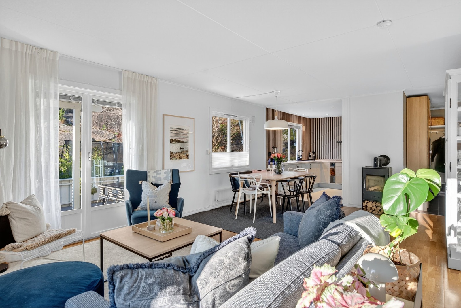 God plass til sofagruppe og spisestue Galleribilde