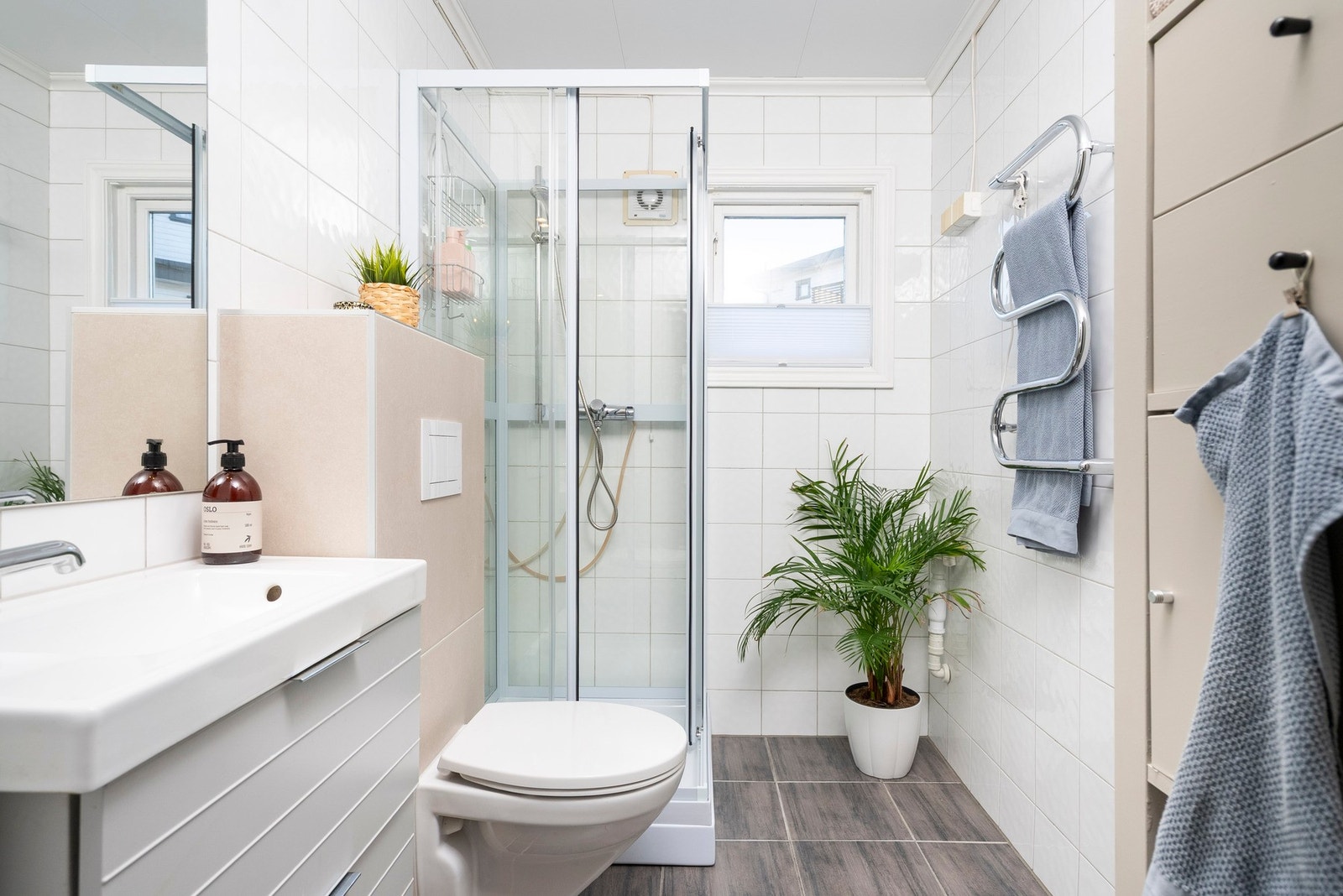 Lekkert flislagt bad med dusjkabinett Galleribilde