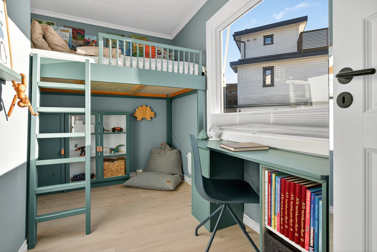 Barnerom med fin plass-bygget seng Galleribilde