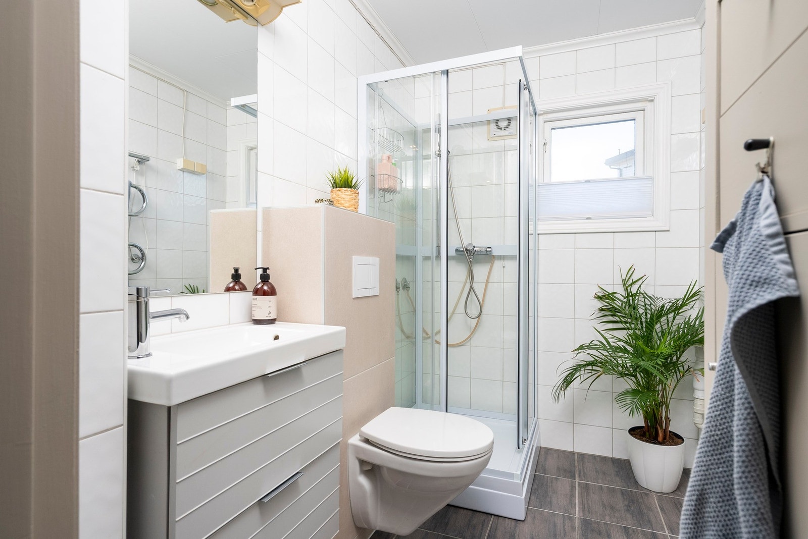 Servant i innredning og vegghengt wc Galleribilde