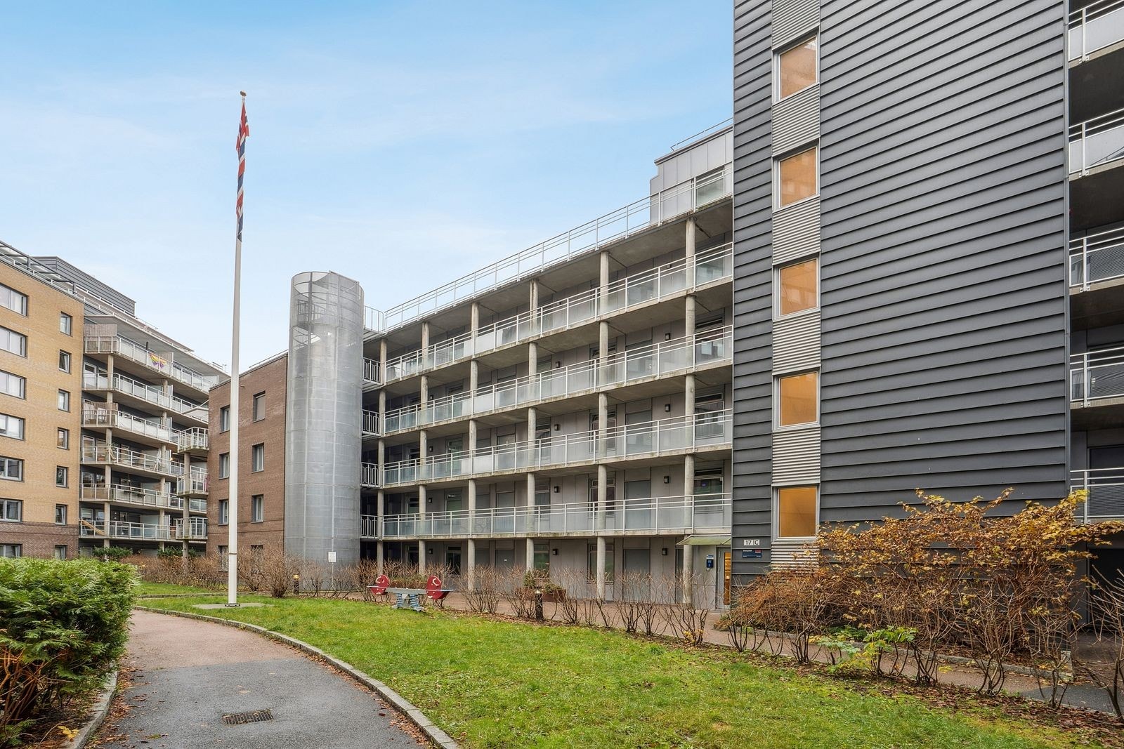 Attraktiv beliggenhet – midt mellom Grünerløkka og Tøyen, nær både parker og sentrum. Galleribilde