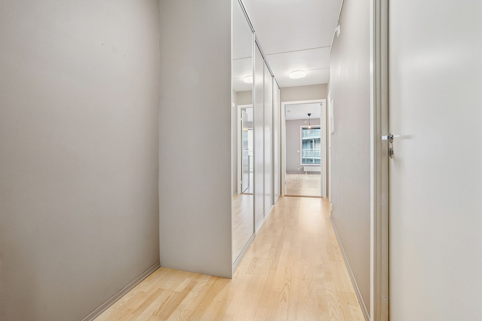 Romslig og innbydende entré med god oppbevaring. Galleribilde