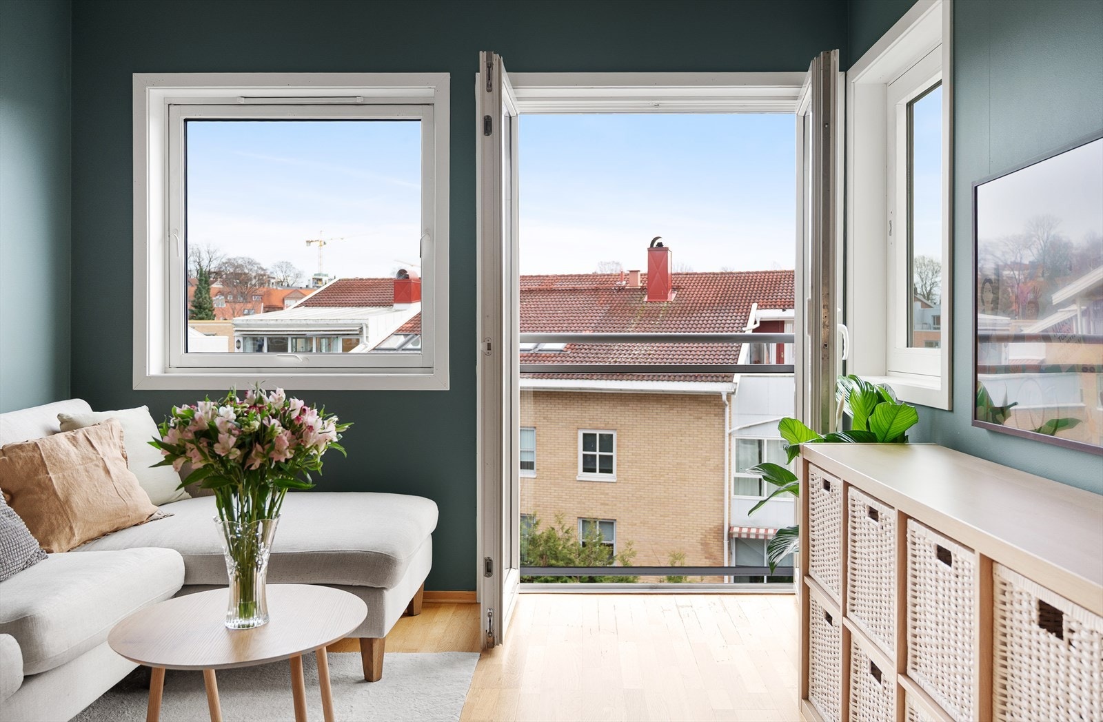 Fra stuen er det direkte utgang til en fransk balkong som slipper inn rikelig med lys. Galleribilde