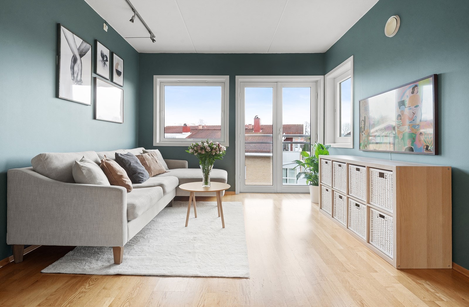 Stuen er et lyst og luftig rom med god plass til både sofagruppe, TV-møblement og annet ønskelig interiør. Galleribilde