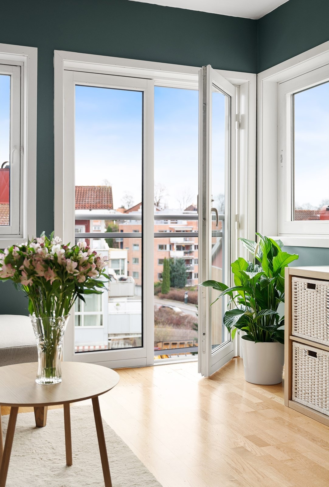 Den franske balkongen åpner opp rommet og bidrar til en god romfølelse. Galleribilde