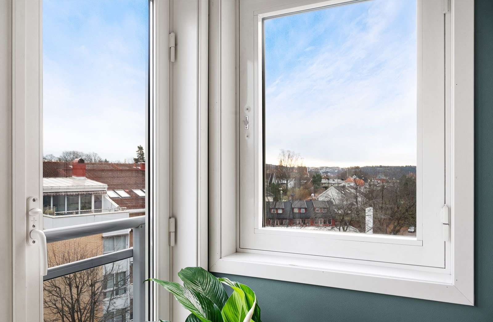 Store vindusflater i flere retninger gir gode lysforhold gjennom dagen. Galleribilde