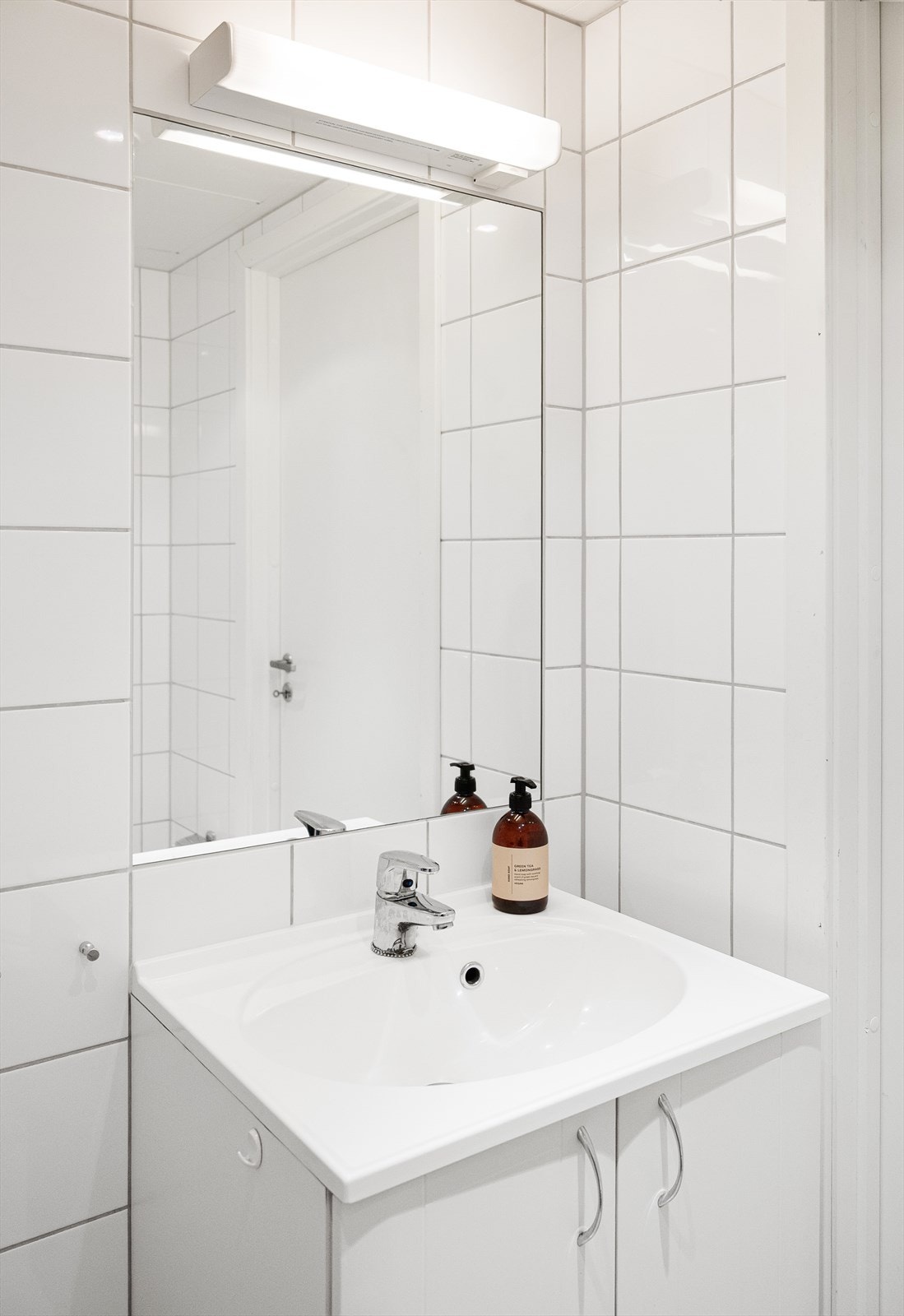 Baderomsinnredningen kompletteres med speil og belysning over servanten. Galleribilde