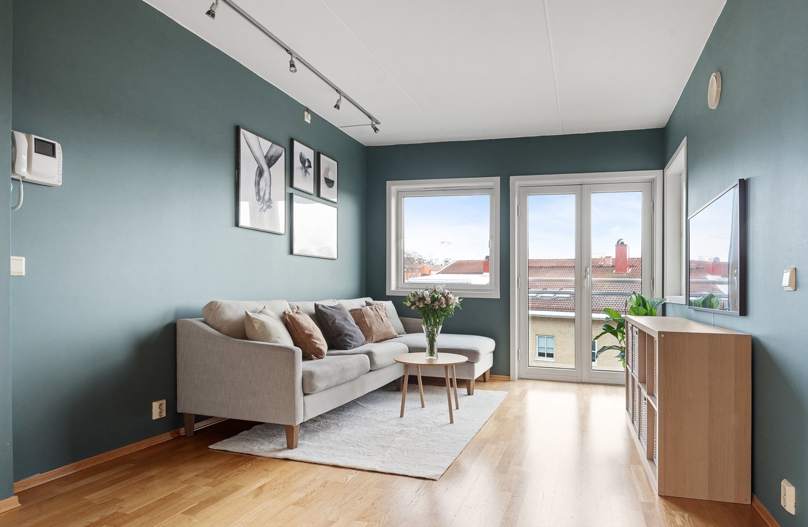 Dette er en lys og praktisk 2-roms selveier med en skjermet, men sentral beliggenhet på Frydenberg ved Carl Berner. Galleribilde