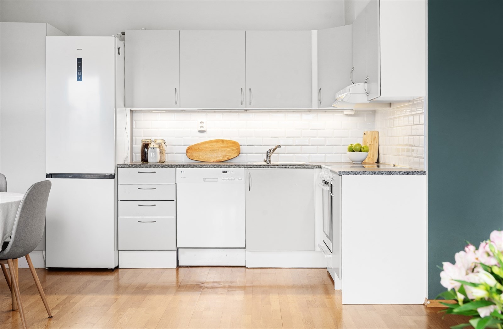 Det er godt med både skap- og benkeplass, som gir gode arbeidsforhold for matlaging. Galleribilde