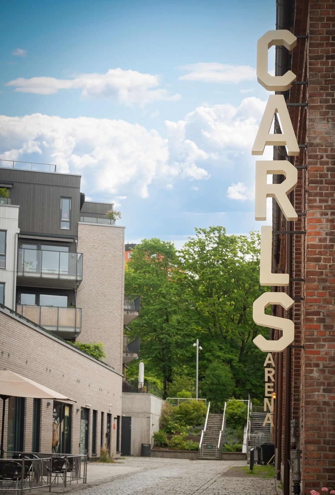 I nærheten finner du populære serveringssteder som Carl's. Galleribilde