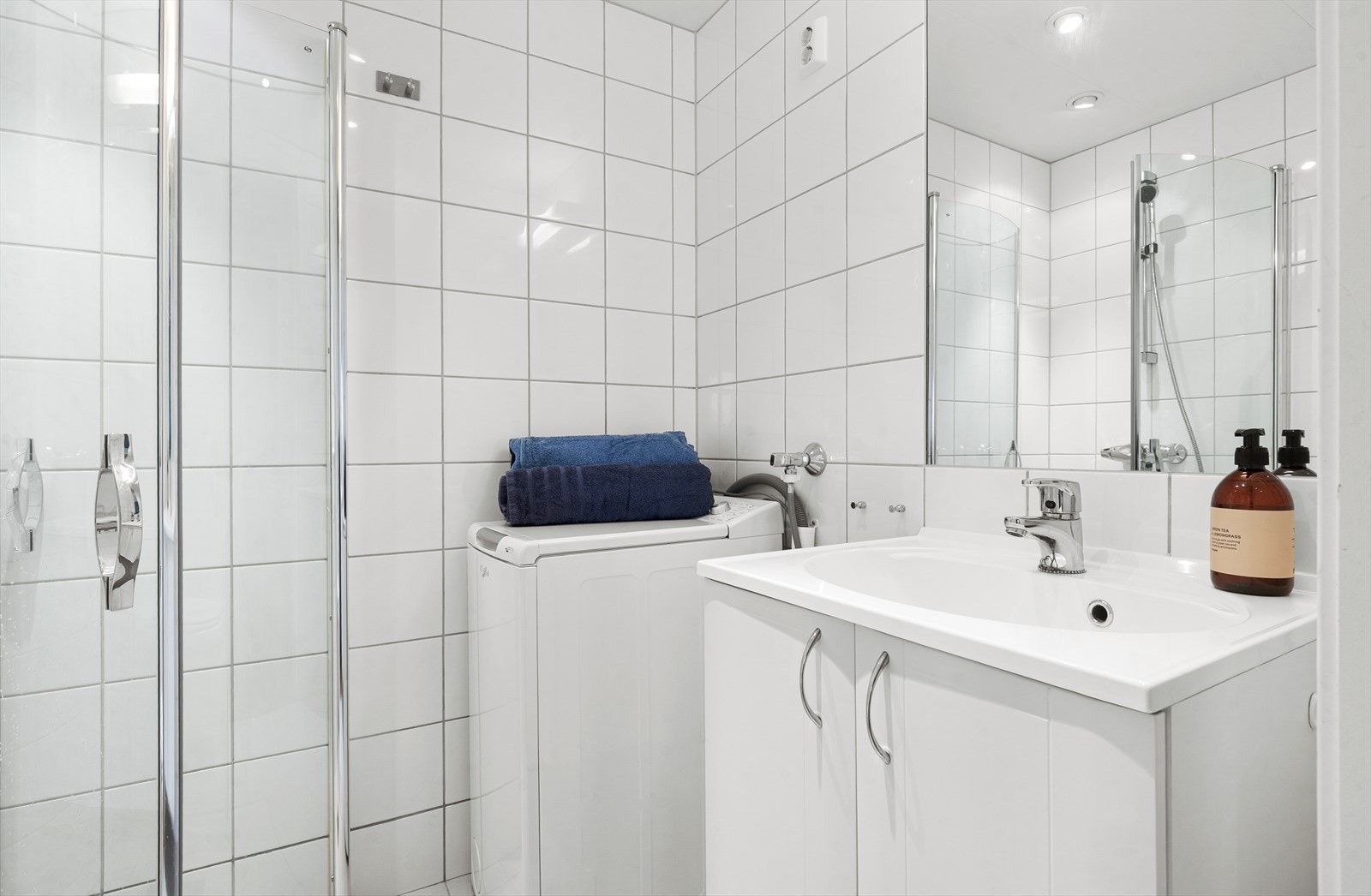 Her er det opplegg for vaskemaskin og servant med underskap for oppbevaring. Galleribilde