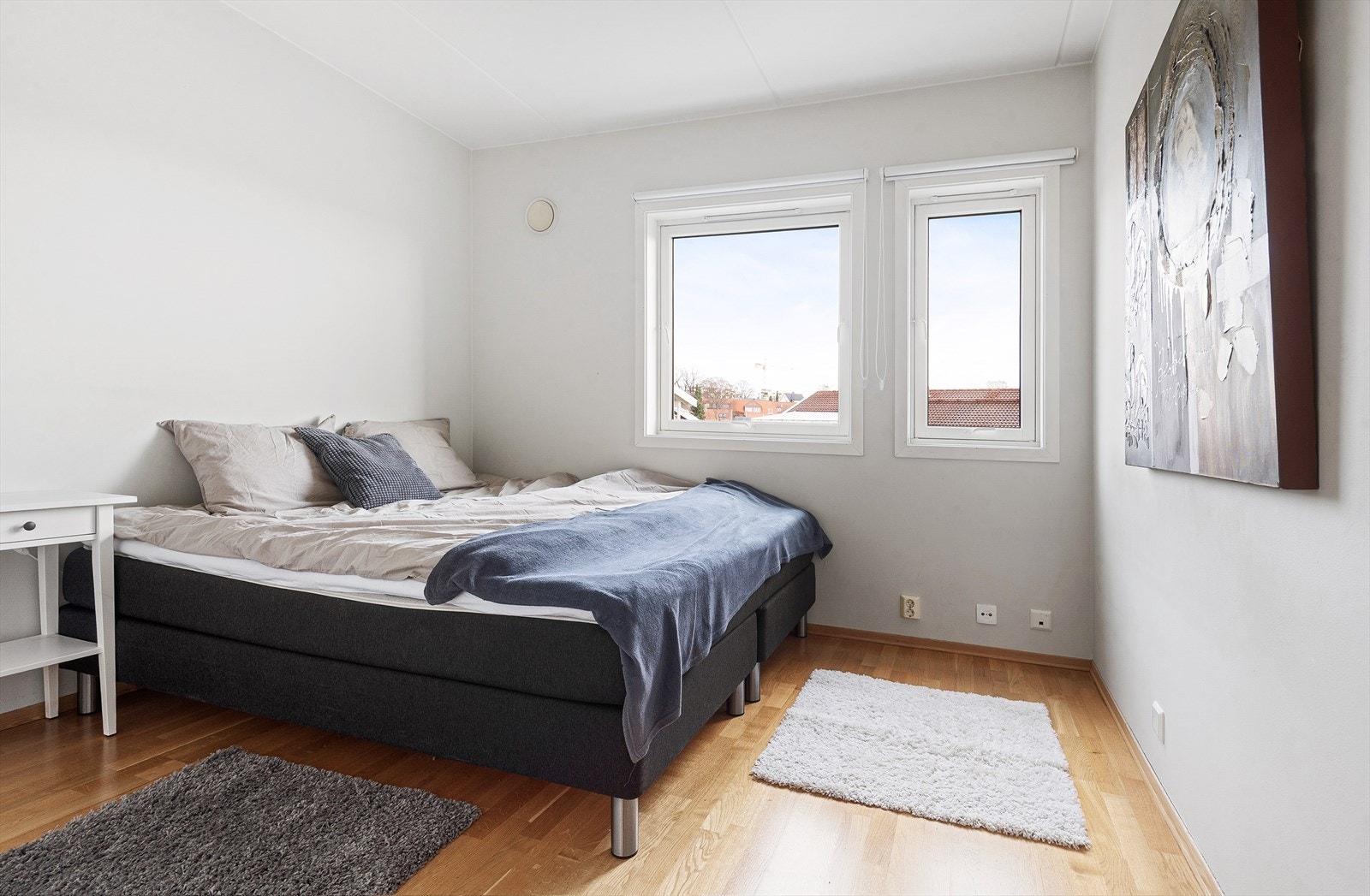 Soverommet har en god størrelse med plass til dobbeltseng og nattbord. Galleribilde