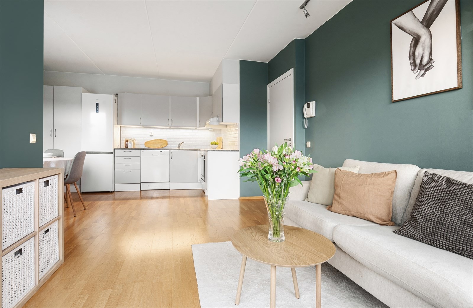 Leiligheten har en åpen og sosial planløsning mellom stue og kjøkken. Galleribilde