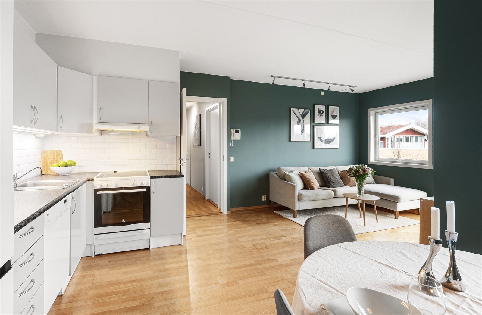 Fra kjøkkenet har man god oversikt over stuen, noe som er praktisk i en sosial setting. Galleribilde