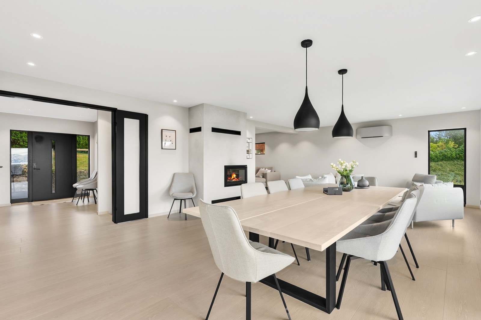 Det er god plass til å innrede i ulike soner med både sofagruppe- og spisebord. Galleribilde