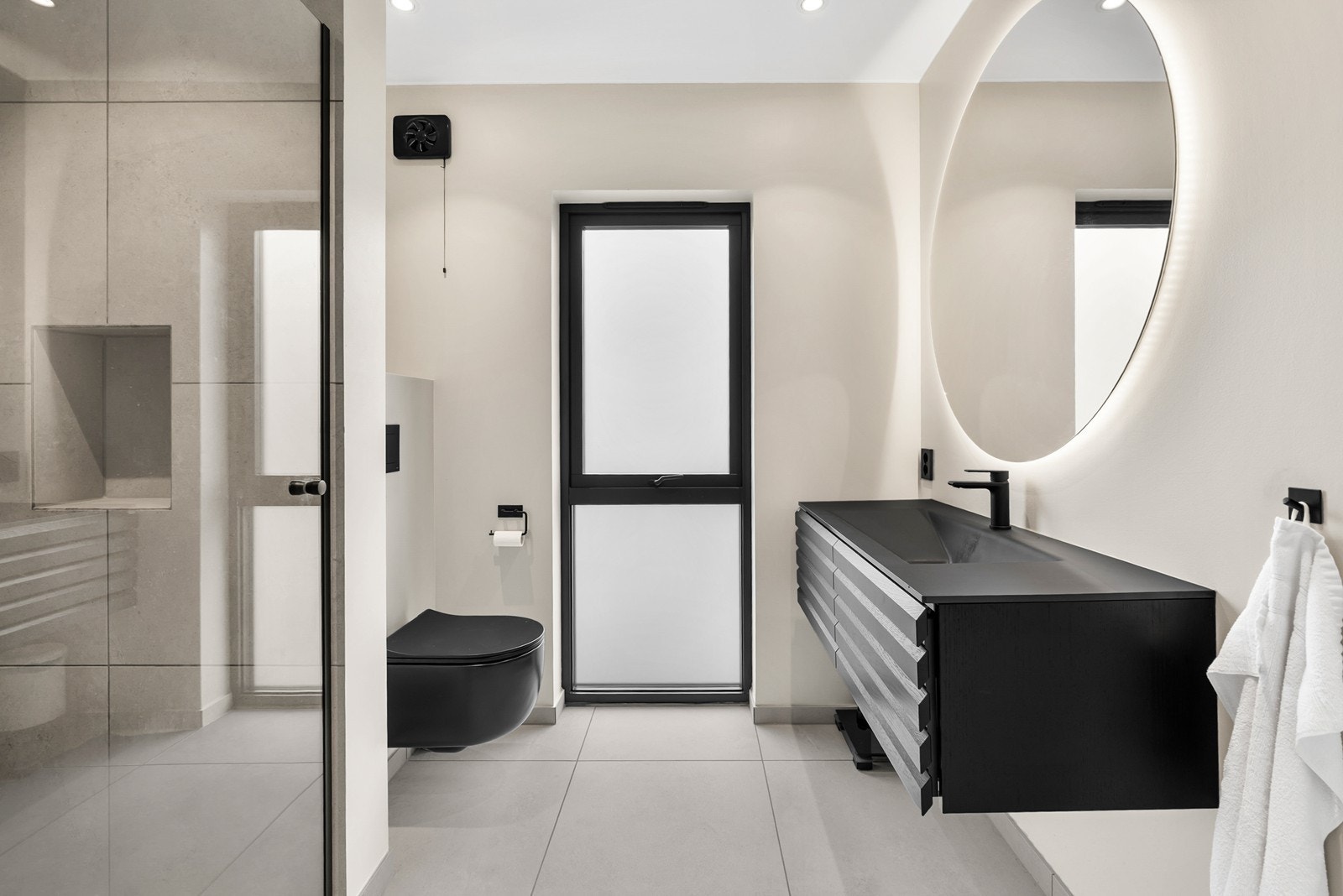 Badet i 2.etasje har gulvfliser med varmekabler, fliser på vegg i dusjsone og ellers malte plater på vegg og i tak. Galleribilde