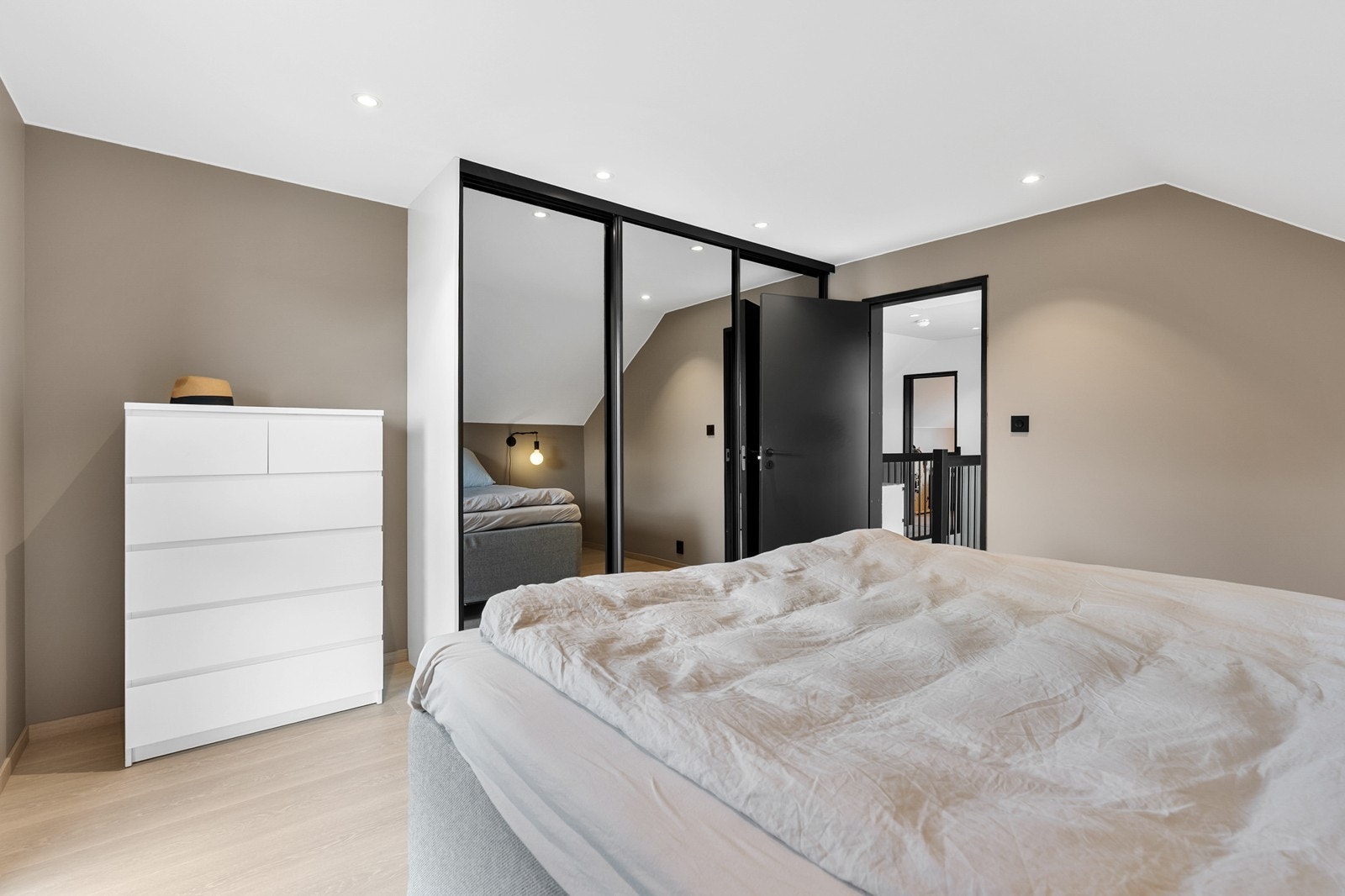 Soverommet er innredet med en praktisk skyvedørsgarderobe med speilfronter. Galleribilde
