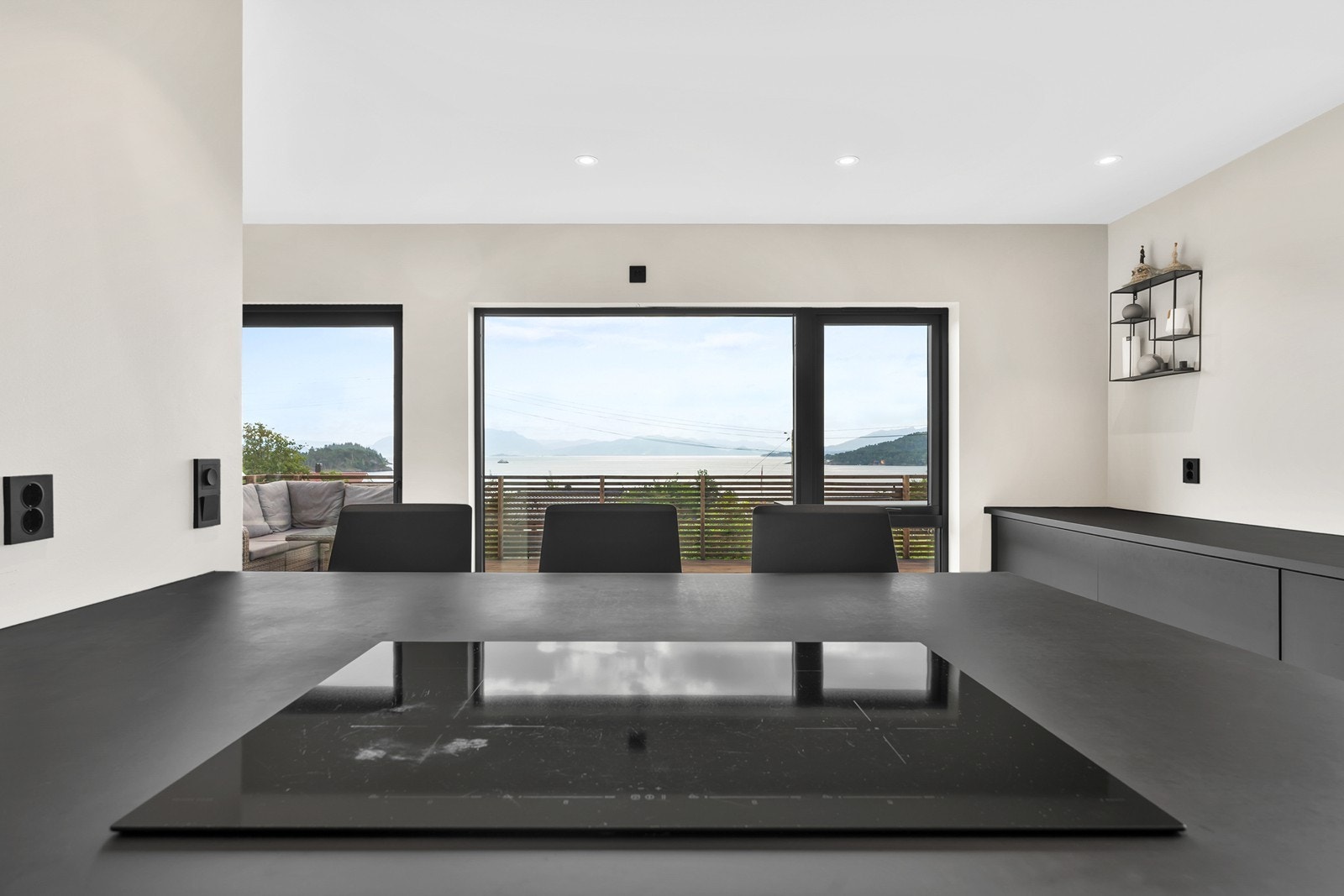 Godt med skap- og benkeplass. Galleribilde