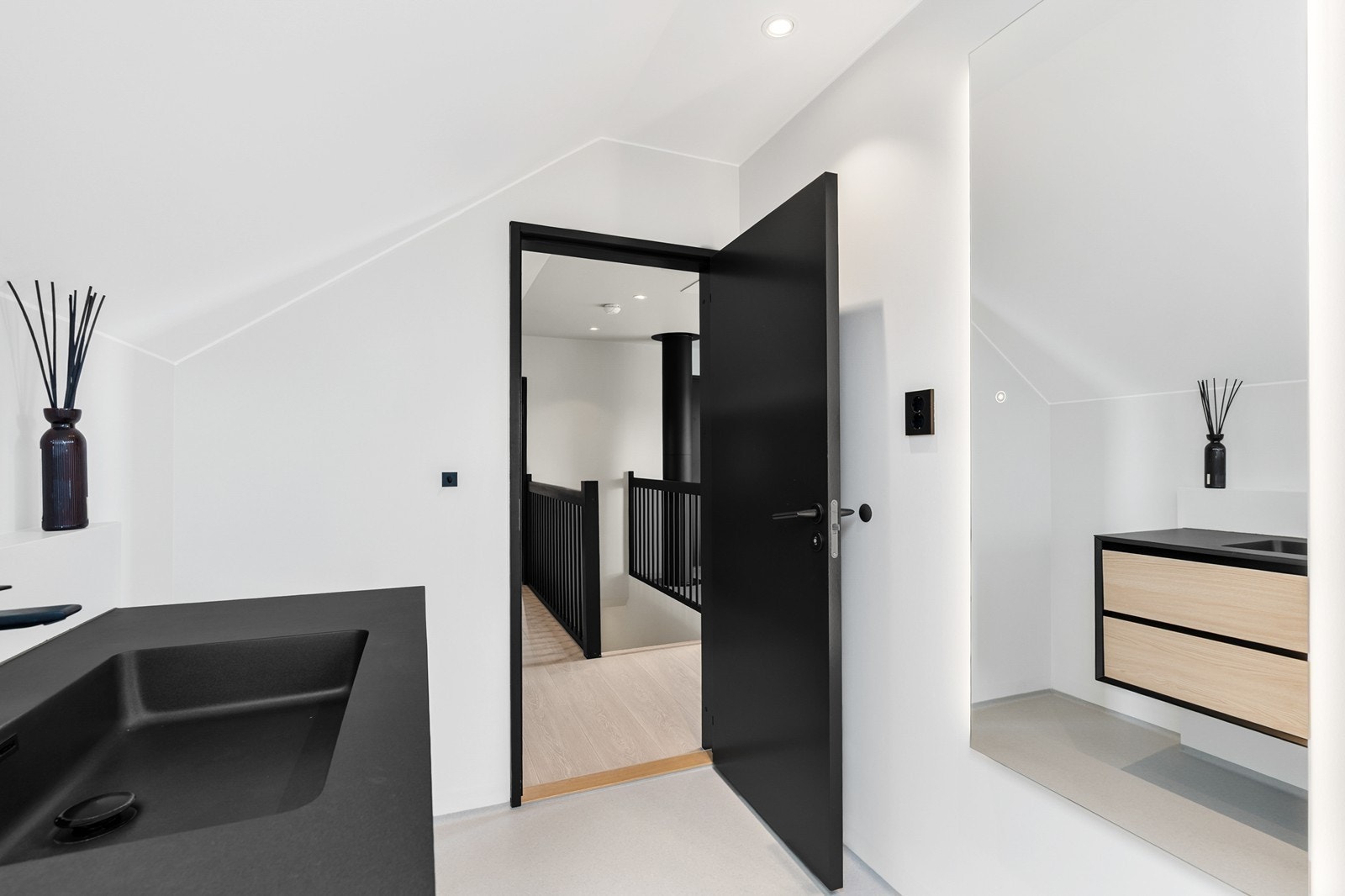 Rommet er innredet med baderomsinnredning med servant, veggmontert toalett og dusjvegger/hjørne. Galleribilde