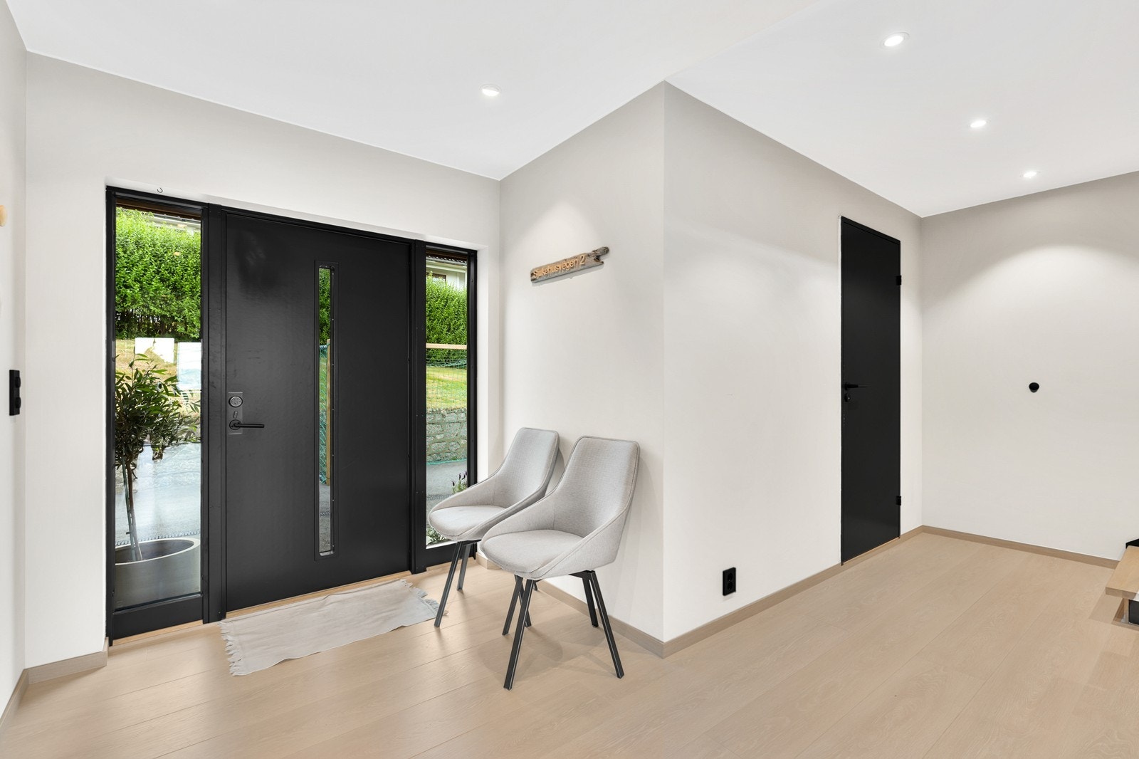 Lys og trivelig entrè med god plass til å henge fra seg yttertøy og sko. Galleribilde