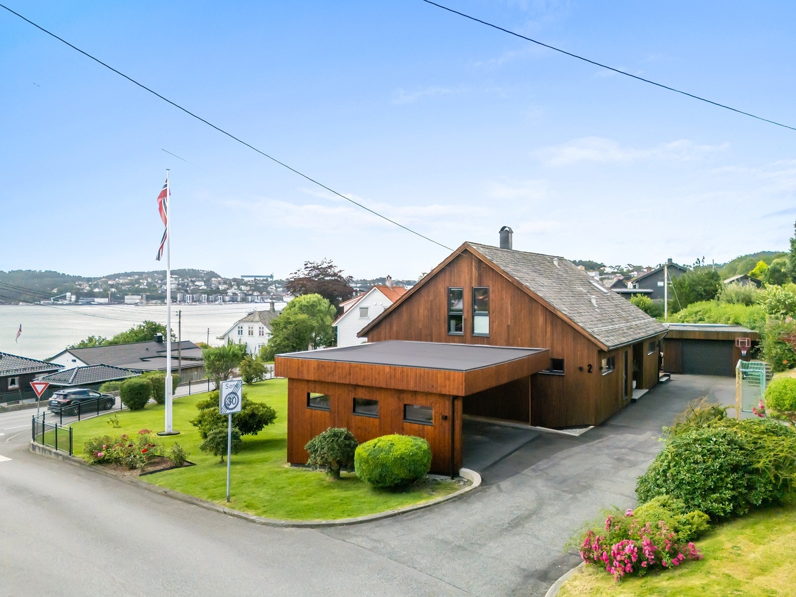 Her bor du i et populært boligområde med kort vei til Stord Sykehus, Leirvik sentrum, skoler, barnehager, badestrand og daglige servicetilbud. Galleribilde