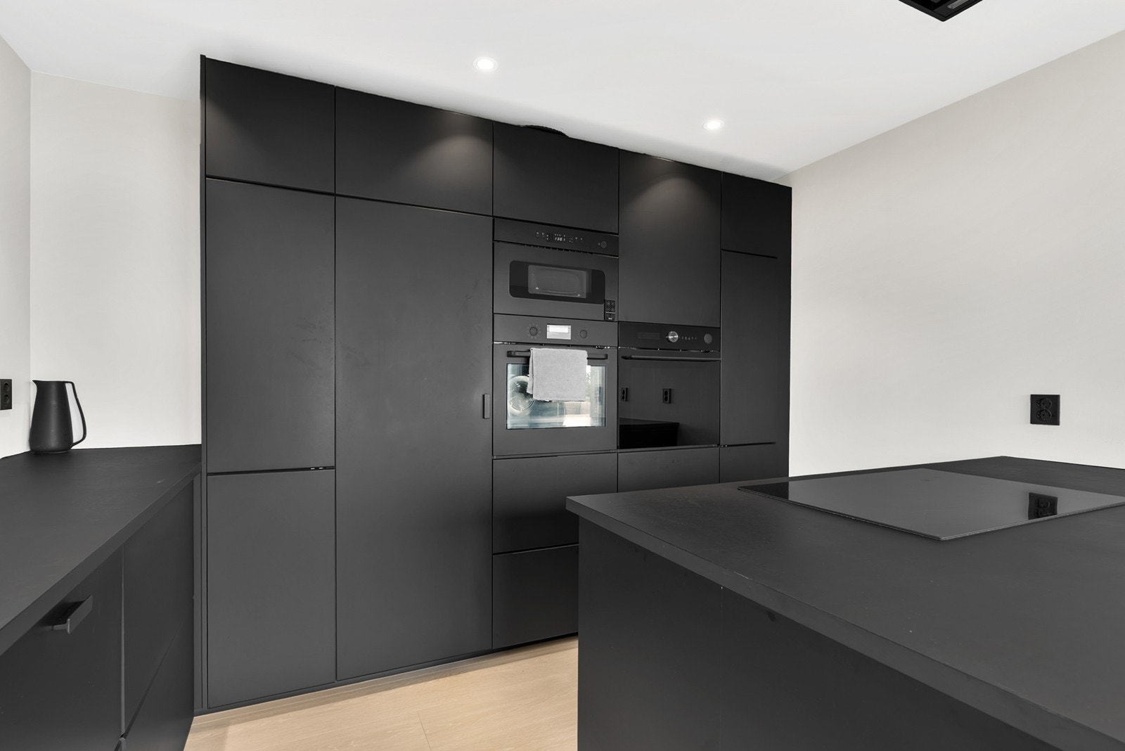 Det er kjøl/fryseskap, oppvaskmaskin, induksjonstopp, microbølgeovn, stekeovn og steikeovn med dampfunksjon. Galleribilde