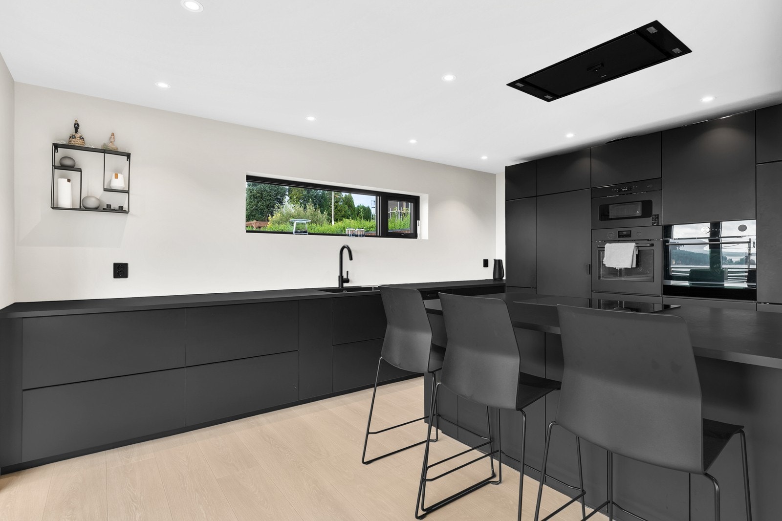 Lekker kjøkkeninnredning fra IKEA med svarte glatte fronter og benkeplate av laminat. Galleribilde