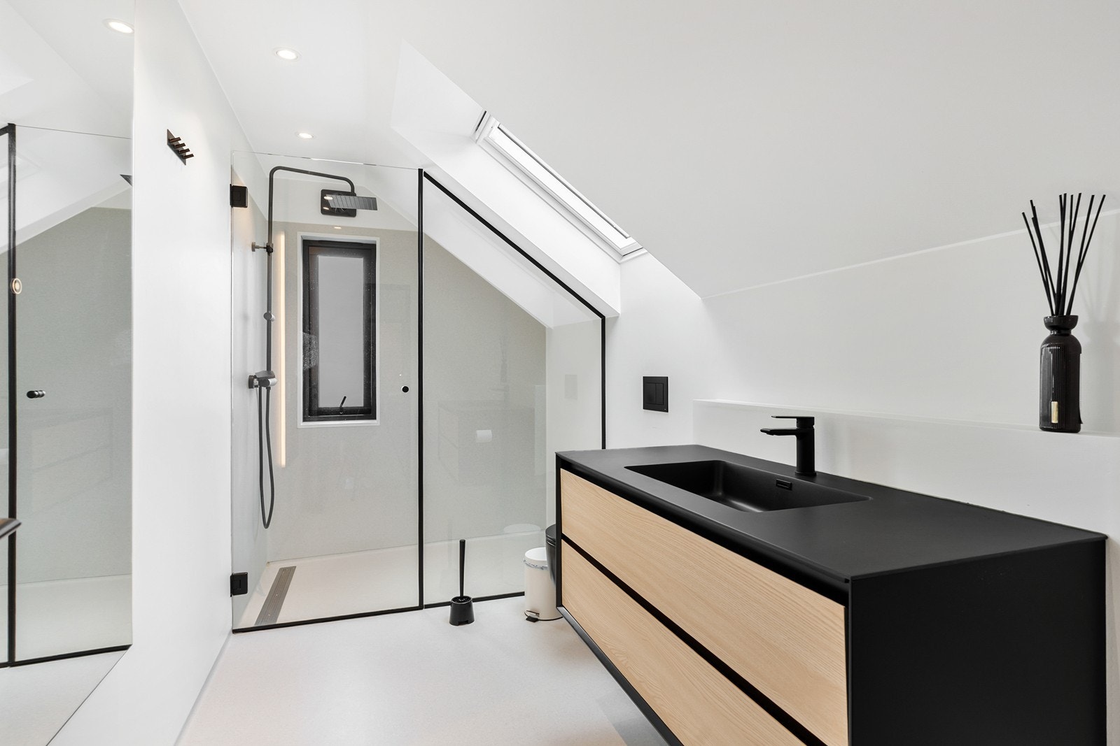 Badet i 3.etasje har gulvbelegg med varmekabler og malte plater med belegg på vegger i dusjsone. Galleribilde