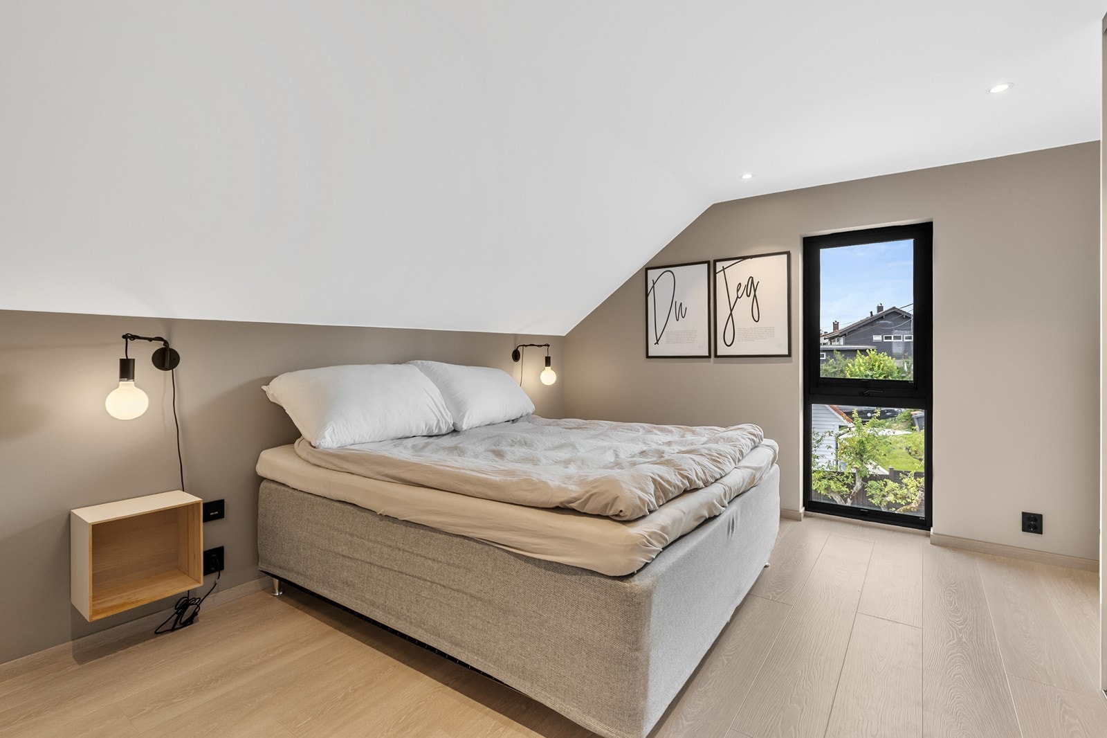 Innbydende soverom med god plass til stor seng, nattbord og annet ønsket møblement. Galleribilde