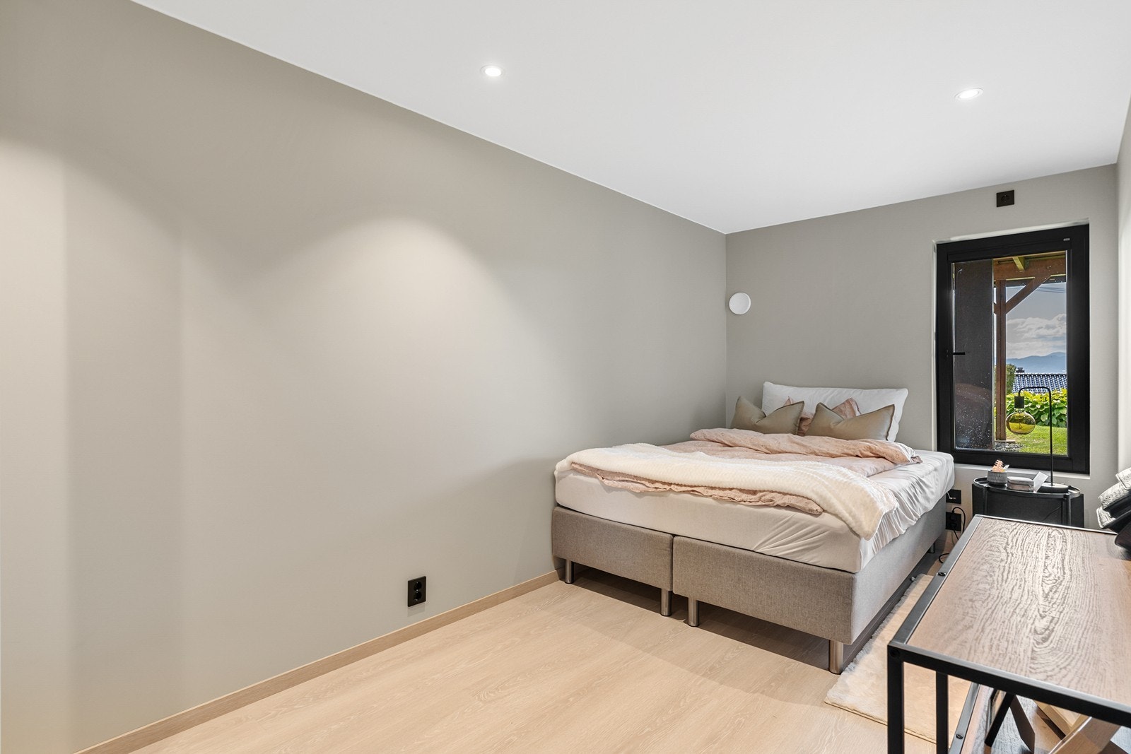 Boligen har totalt seks romslige soverom. Tre av soverommene ligger i første etasje og de resterende tre ligger i 3.etasje. Galleribilde