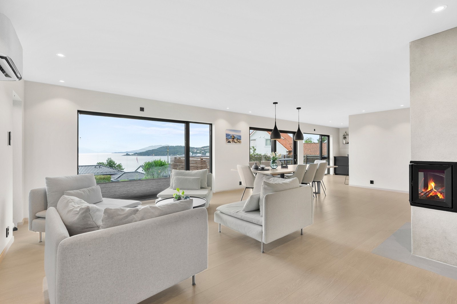 Overflatene er malt i lyse og behagelige farger. Galleribilde