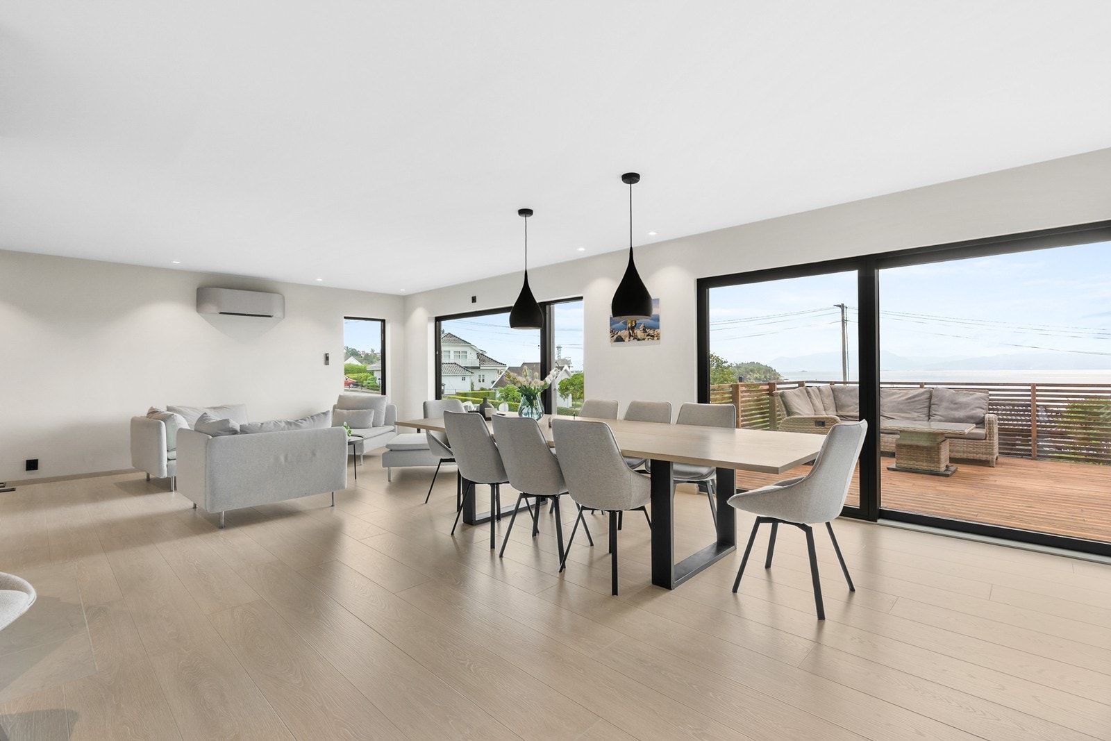 Stuen er lys og romslig og du blir umiddelbart trukket mot store vindusflater som slipper inn rikelig med naturlig lys samt det flott utsikten. Galleribilde