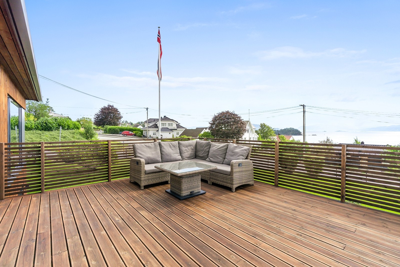 Store og fine uteområder som kan innredes med ulike sittegrupper og grill. Galleribilde