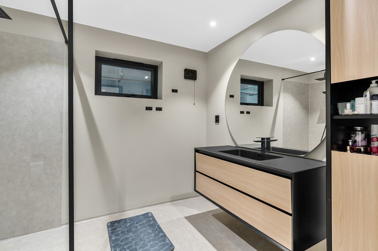 Badet i 1.etasje har gulvbelegg med varmekabler og malte plater med belegg på vegger i dusjsone. Galleribilde