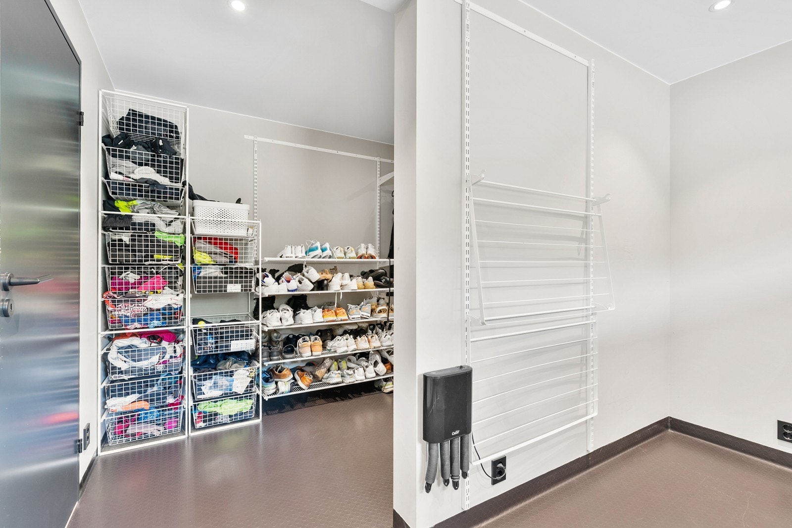 Godt med oppbevaringsplass til klær og sko. Galleribilde